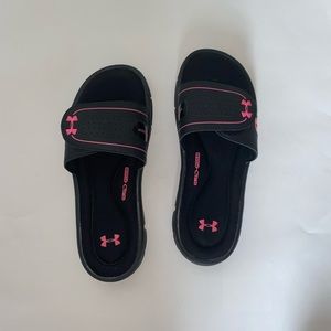 Black and hot pink under armor slides